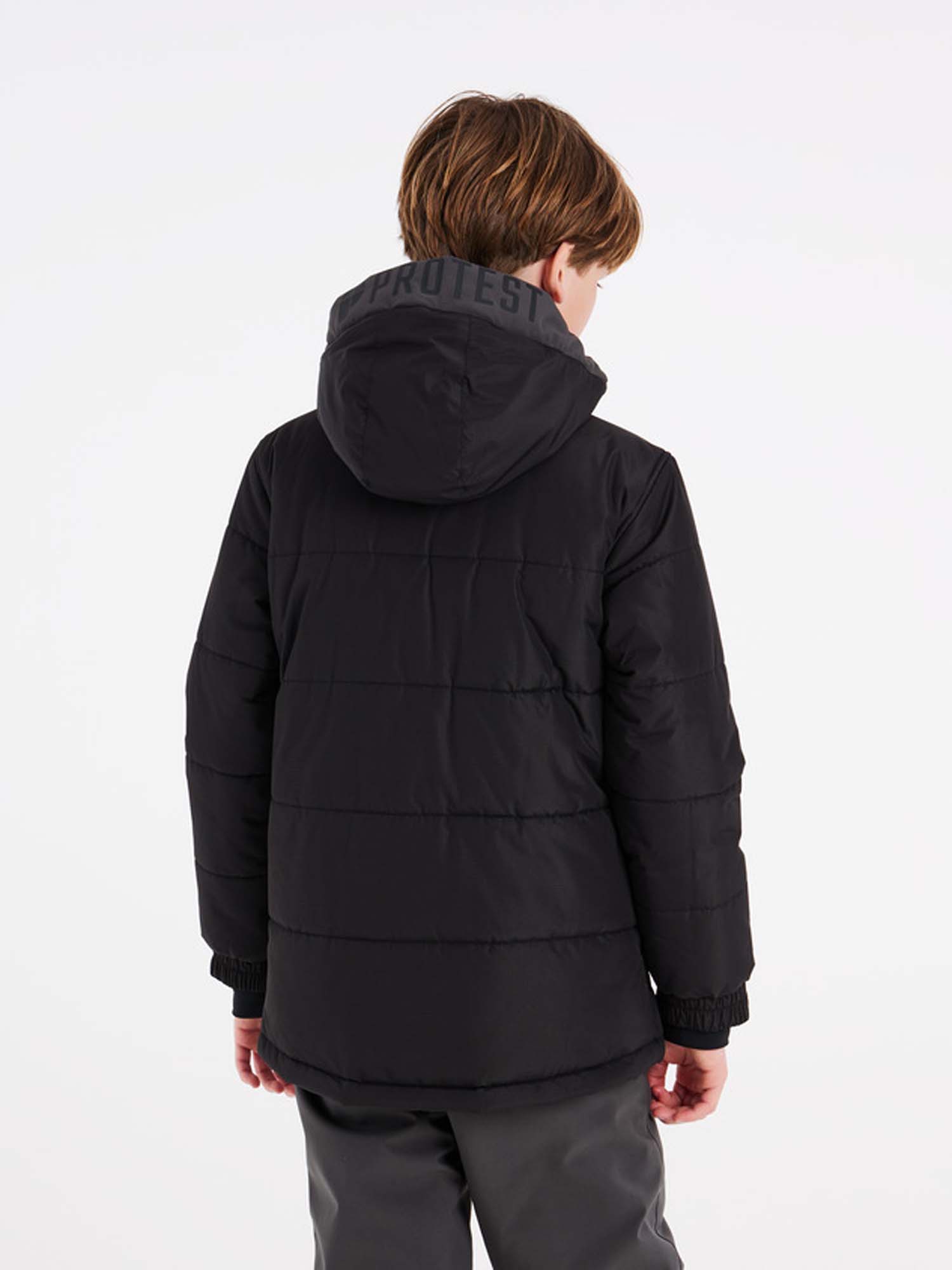6810132 290 model back half 01 web