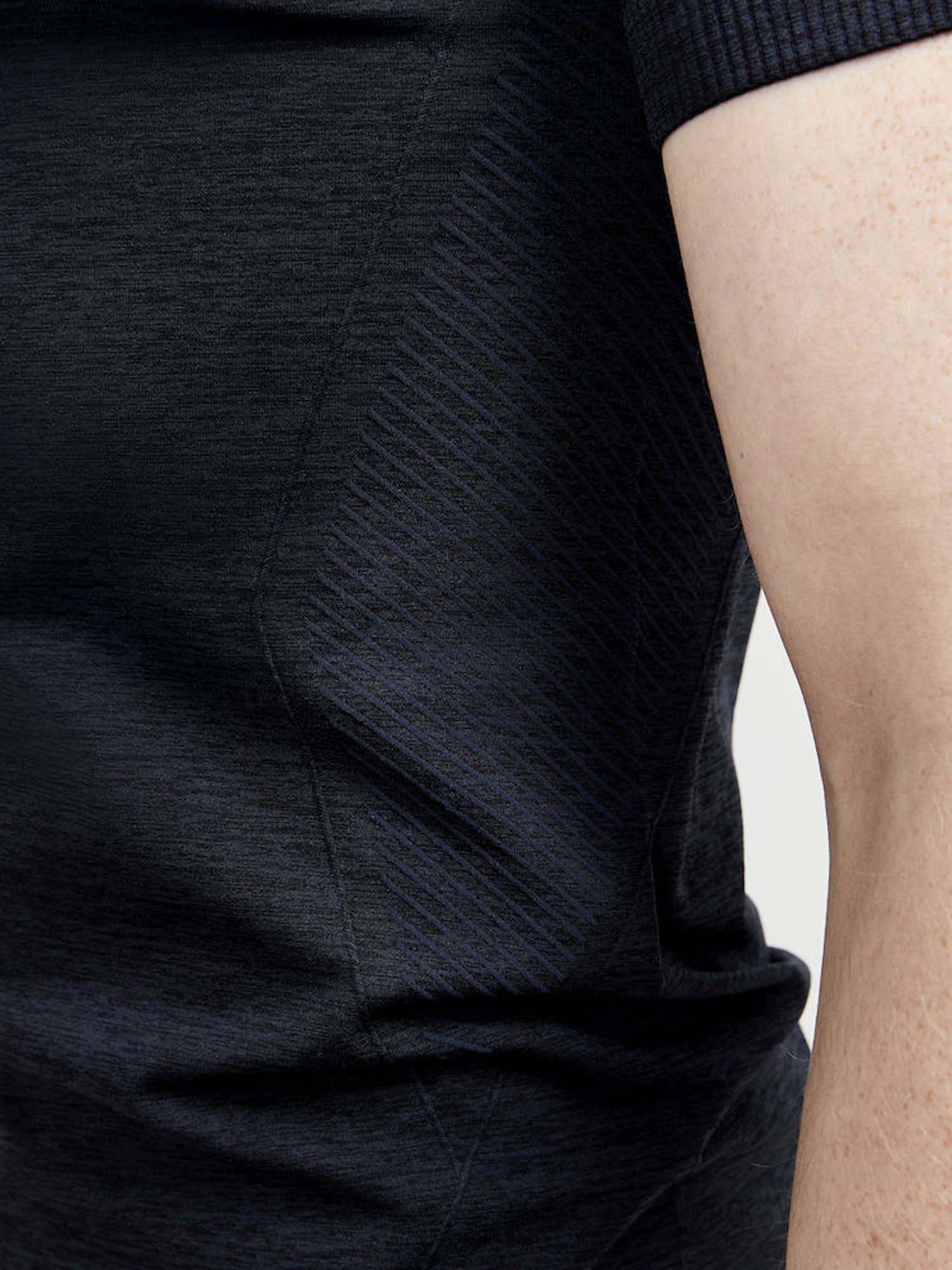 1911678 999000 core dry active comfort ss m closeup4 preview