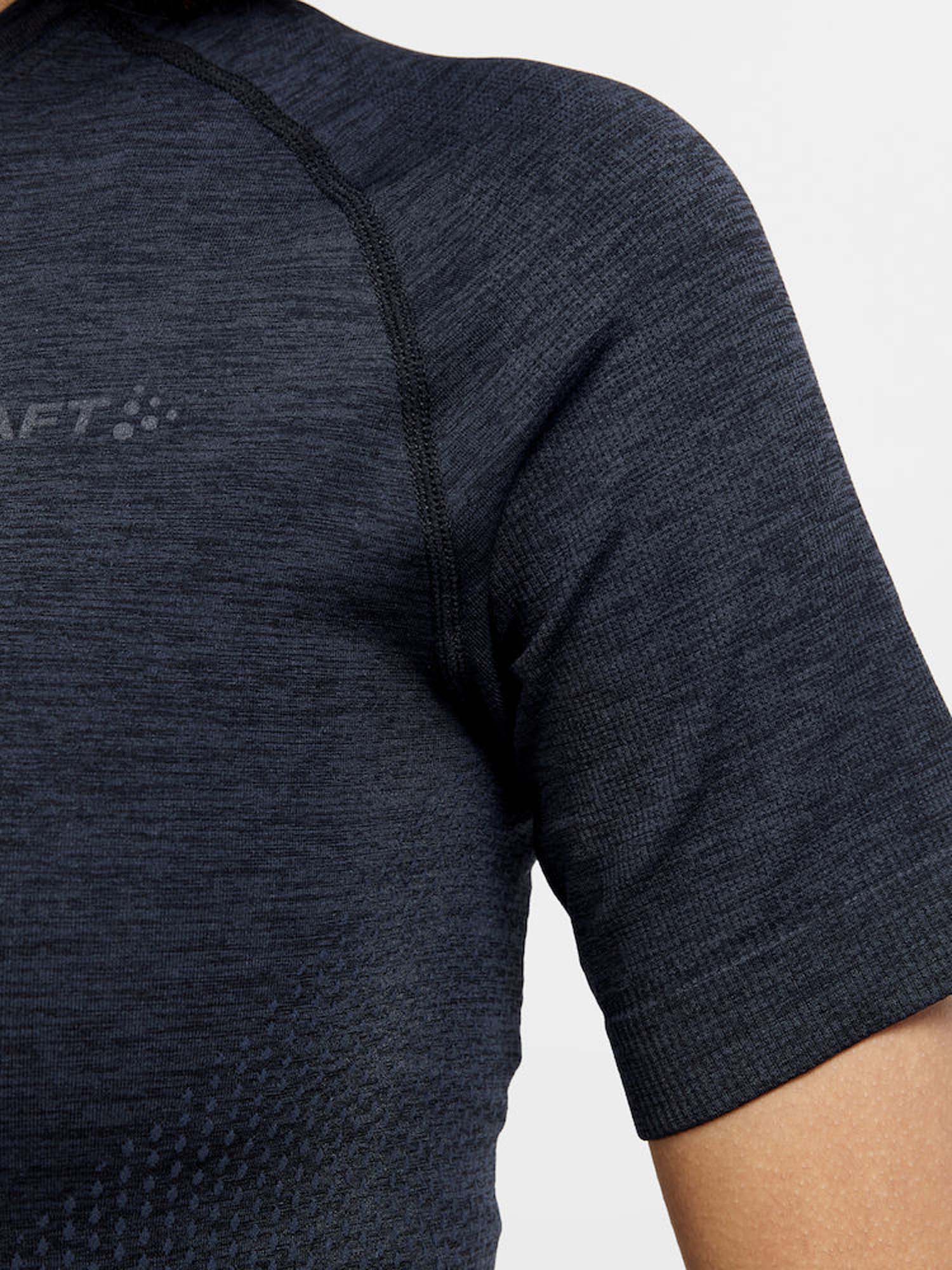 1911677 999000 core dry active comfort ss w closeup4 preview